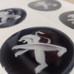 Enjoliveurs Peugeot 50 mm Noir Effet 3D 3 m Résiné Bouchons Adhésifs pour Jantes en Alliage x 4 Pièces