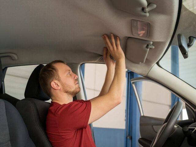 Réparer soi-même ou passer par un garage : que faire quand le ciel de toit lâche ?