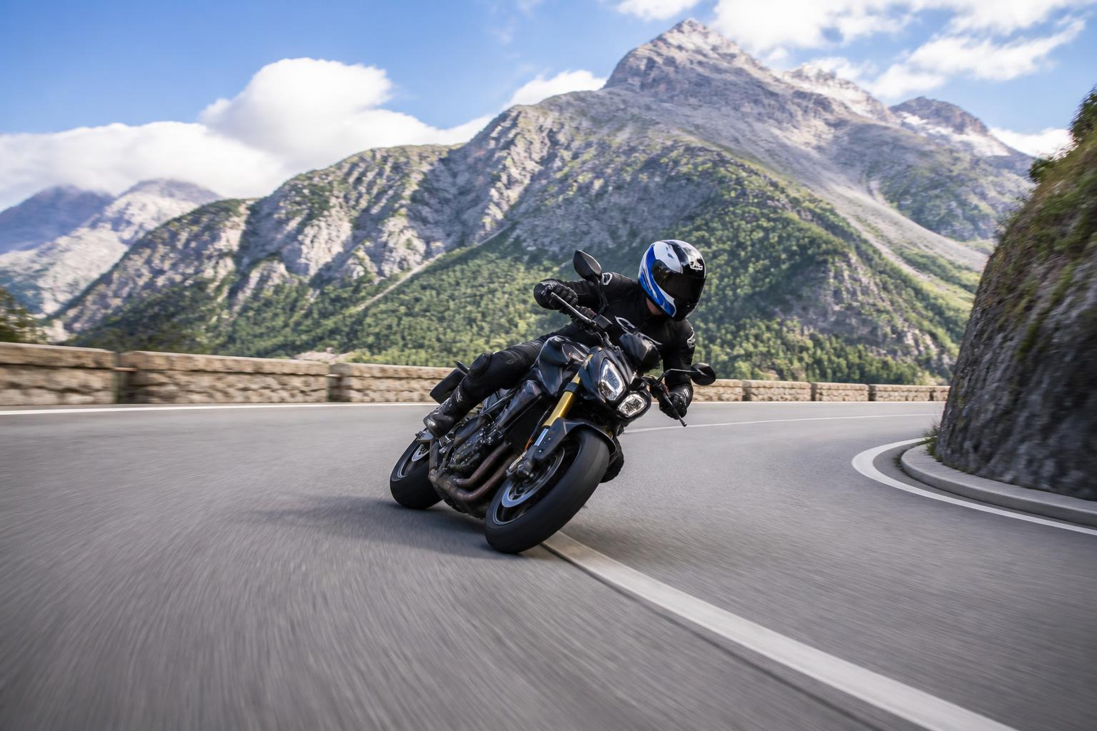 découvrez comment maîtriser la technique du contre-braquage à moto pour améliorer votre stabilité et prendre les virages en toute sécurité.