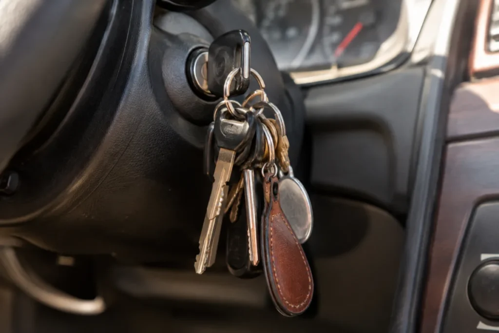 Trousseau de clés chargé suspendu au contact d’une voiture